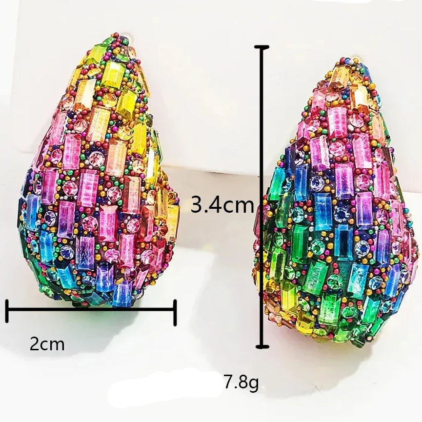 Boucles d'oreilles goutte d'eau pavées de cristaux colorés
