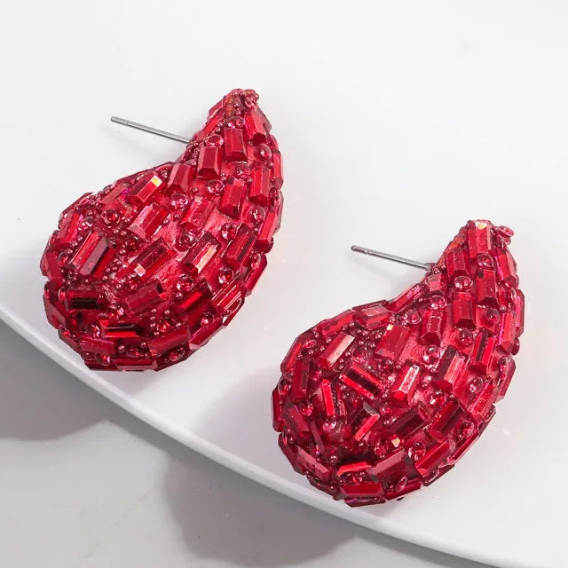Boucles d'oreilles goutte d'eau pavées de cristaux colorés rouge