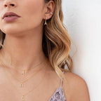 Brincos de argola com inicial feminina