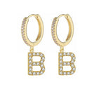 Brincos de argola com inicial feminina b