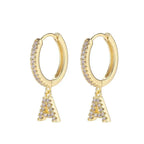 Brincos de argola com inicial feminina a