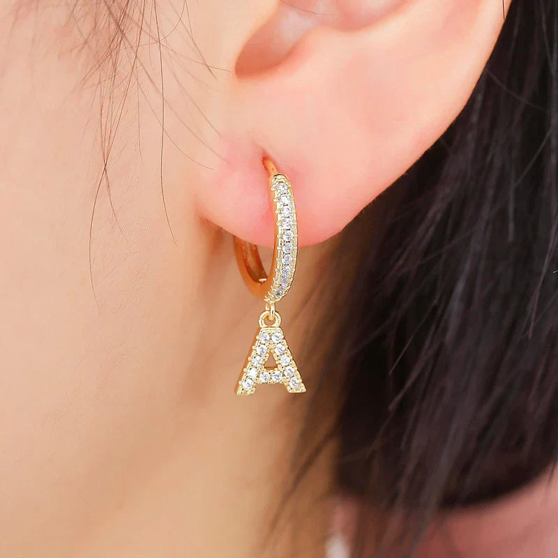 Brincos de argola com inicial feminina