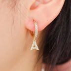 Brincos de argola com inicial feminina