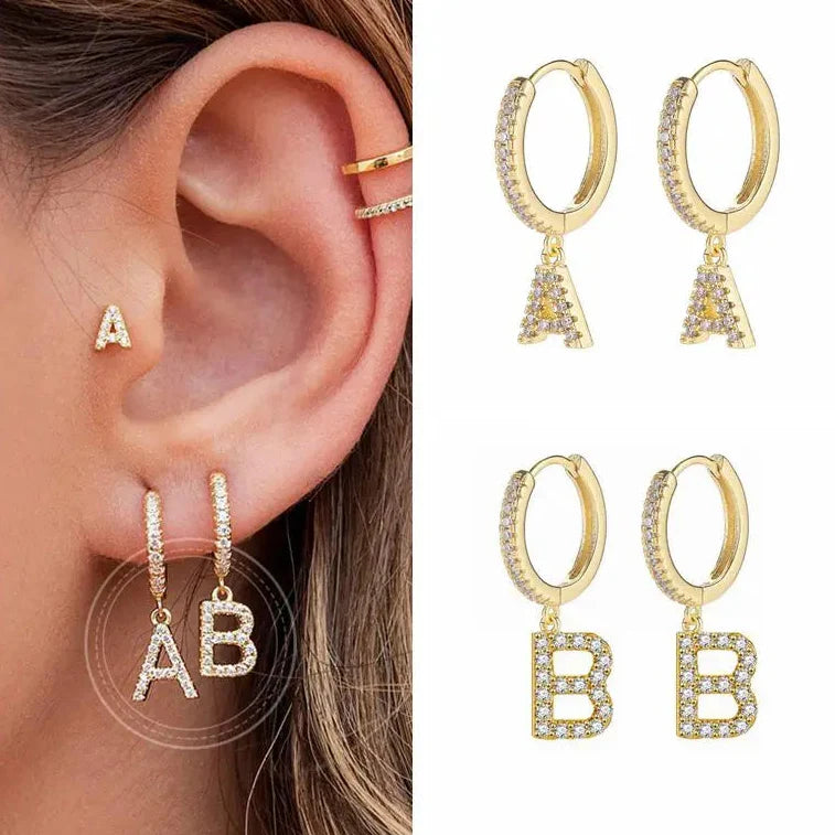 Brincos de argola com inicial feminina a