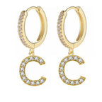 Brincos de argola com inicial feminina c