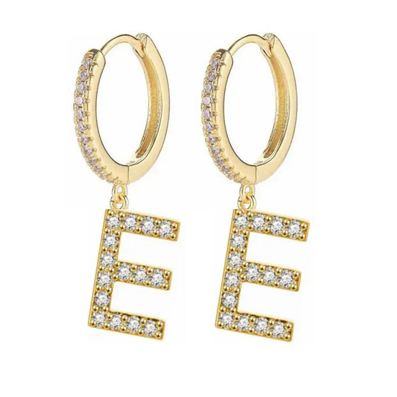Brincos de argola com inicial feminina e