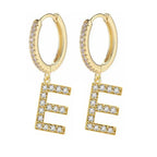Brincos de argola com inicial feminina e