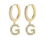Brincos de argola com inicial feminina g