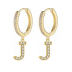 Brincos de argola com inicial feminina j