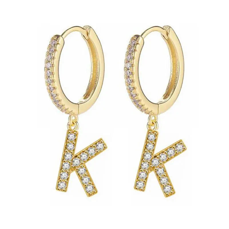 Brincos de argola com inicial feminina k