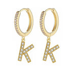 Brincos de argola com inicial feminina k
