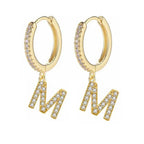 Brincos de argola com inicial feminina m