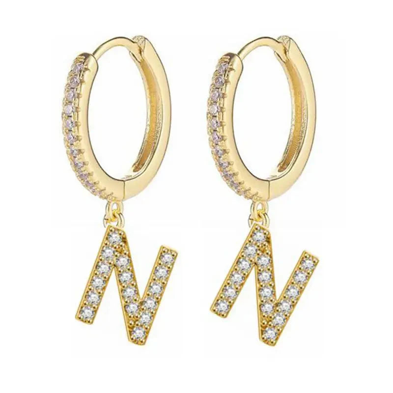Brincos de argola com inicial feminina n