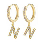 Brincos de argola com inicial feminina n