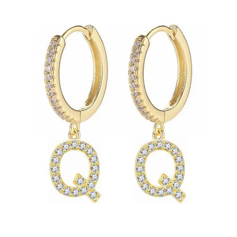 Brincos de argola com inicial feminina q