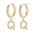 Brincos de argola com inicial feminina q