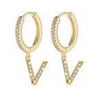 Brincos de argola com inicial feminina v