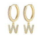 Brincos de argola com inicial feminina w