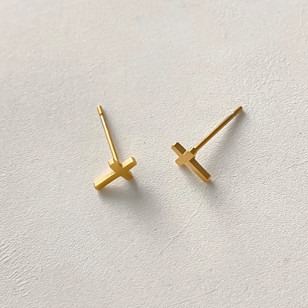 Mini kors øreringe i guld