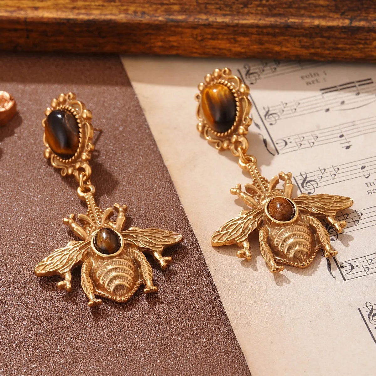 Boucles d'oreilles pendantes abeille oeil de tigre