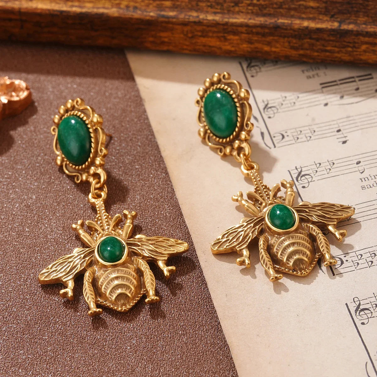 Boucles d'oreilles pendantes abeille vert
