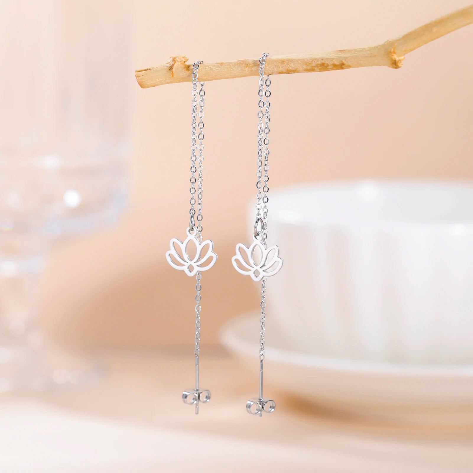 Boucles d'Oreilles Pendantes avec Fine Fleur de Lotus argent