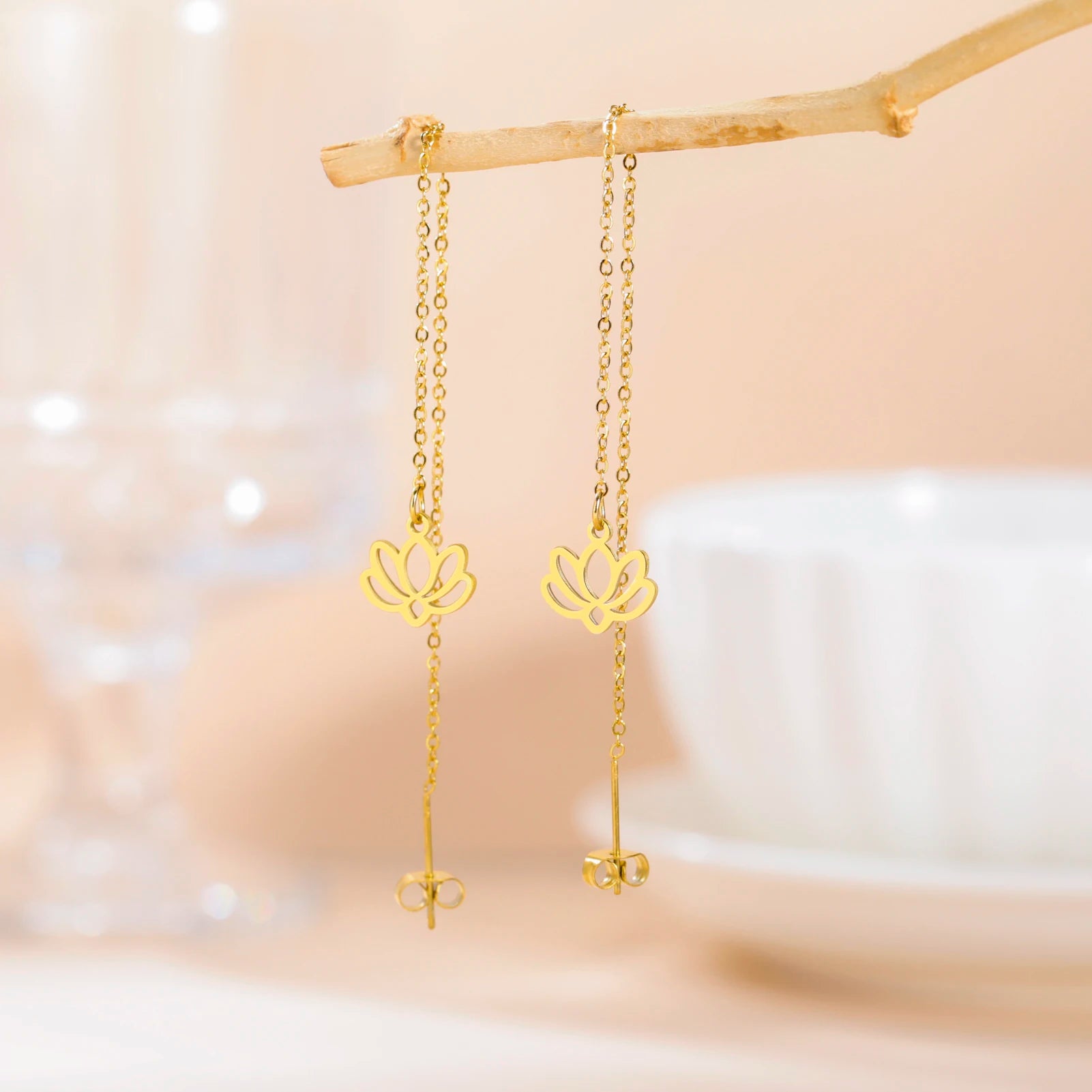 Boucles d'Oreilles Pendantes avec Fine Fleur de Lotus or