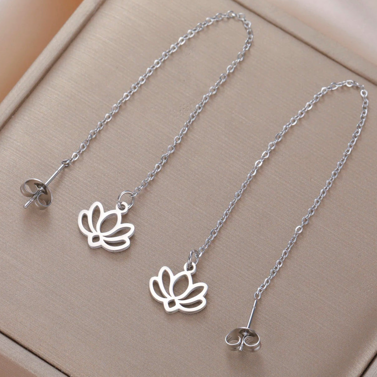 Boucles d'Oreilles Pendantes avec Fine Fleur de Lotus argent