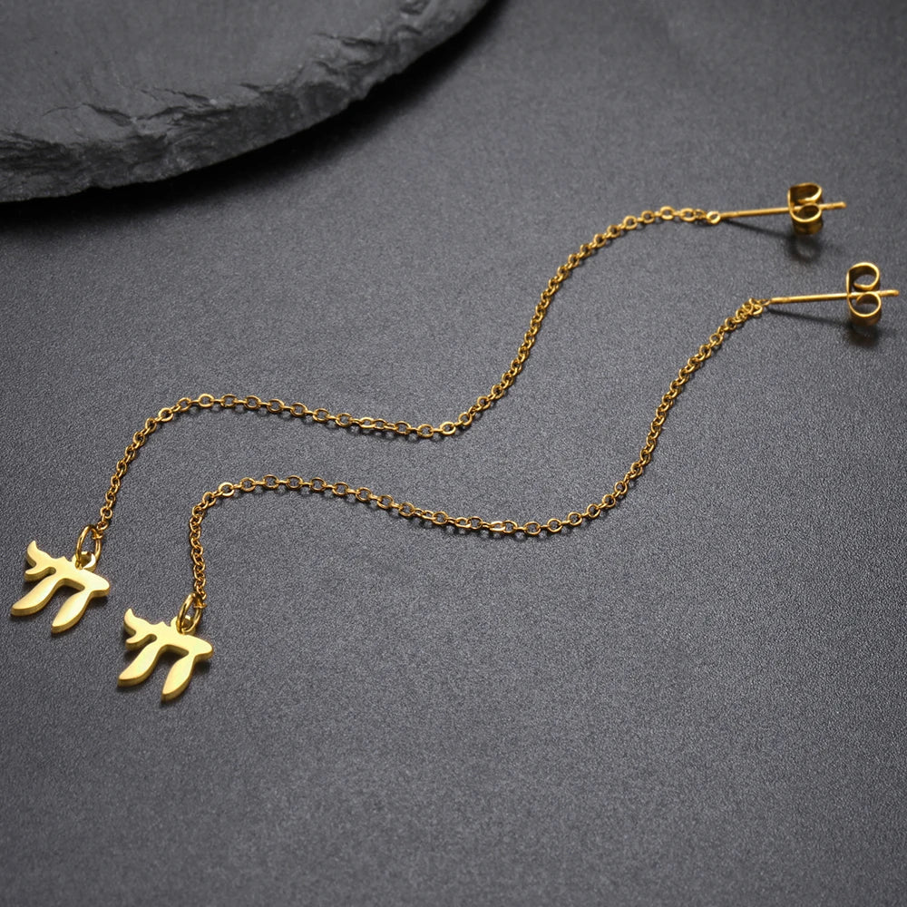 Oorbellen met hanger met het Joodse levenssymbool Chai in goud