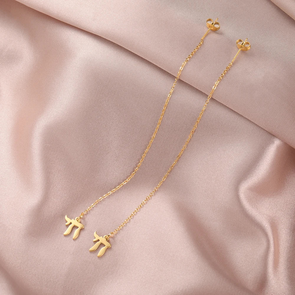Oorbellen met hanger met het Joodse levenssymbool Chai in goud