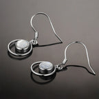 Boucles d'oreilles pendantes cercle entrelacé et pierre de lune