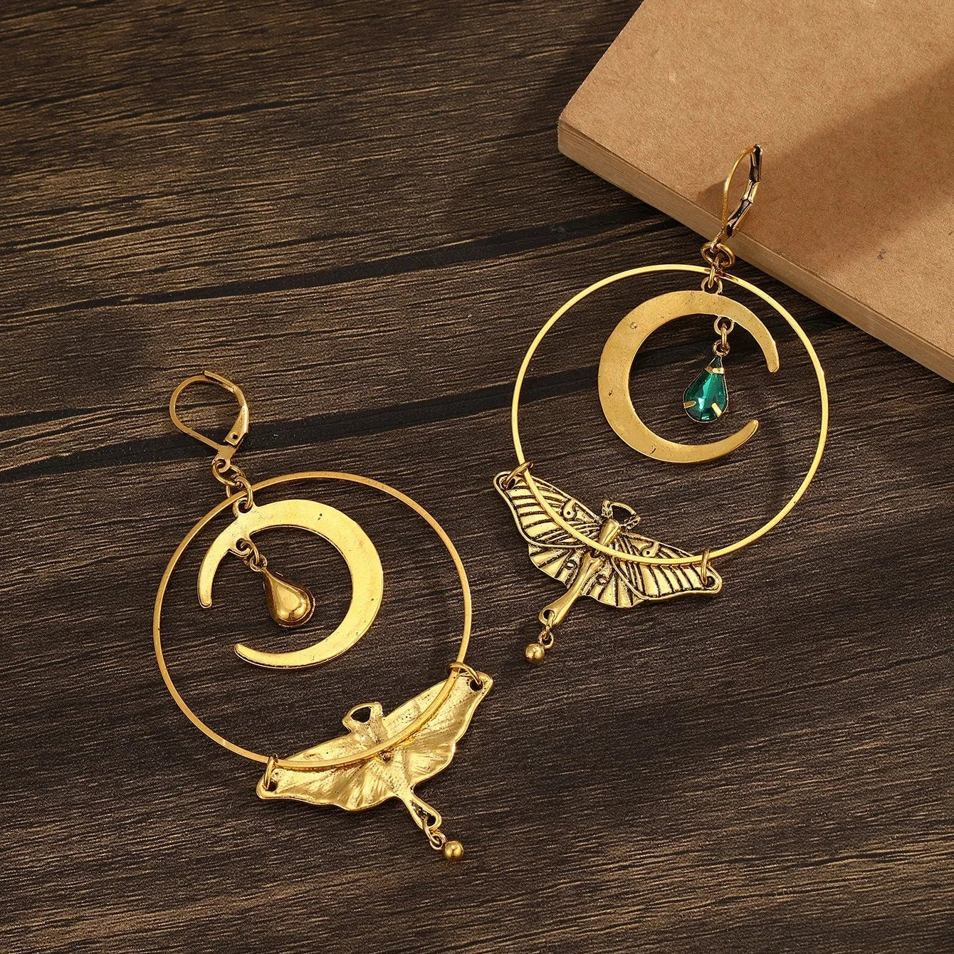 Boucles d'Oreilles Pendantes Croissant de Lune et Papillon de Nuit