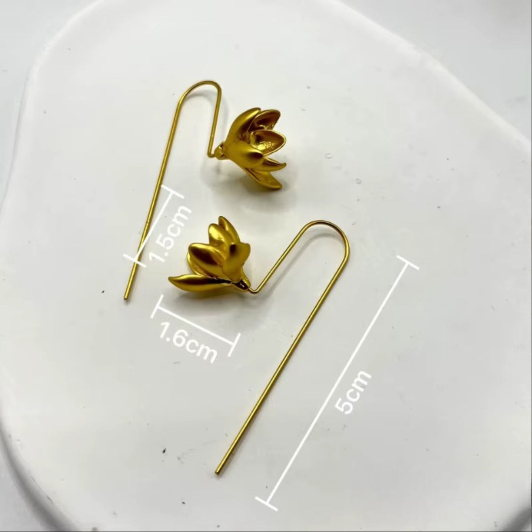 Orecchini pendenti con fiori di magnolia 