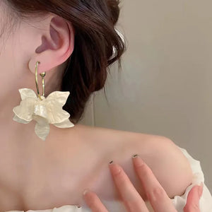 Boucles d'Oreilles Créoles Pendantes Fleurs Larges Blanc