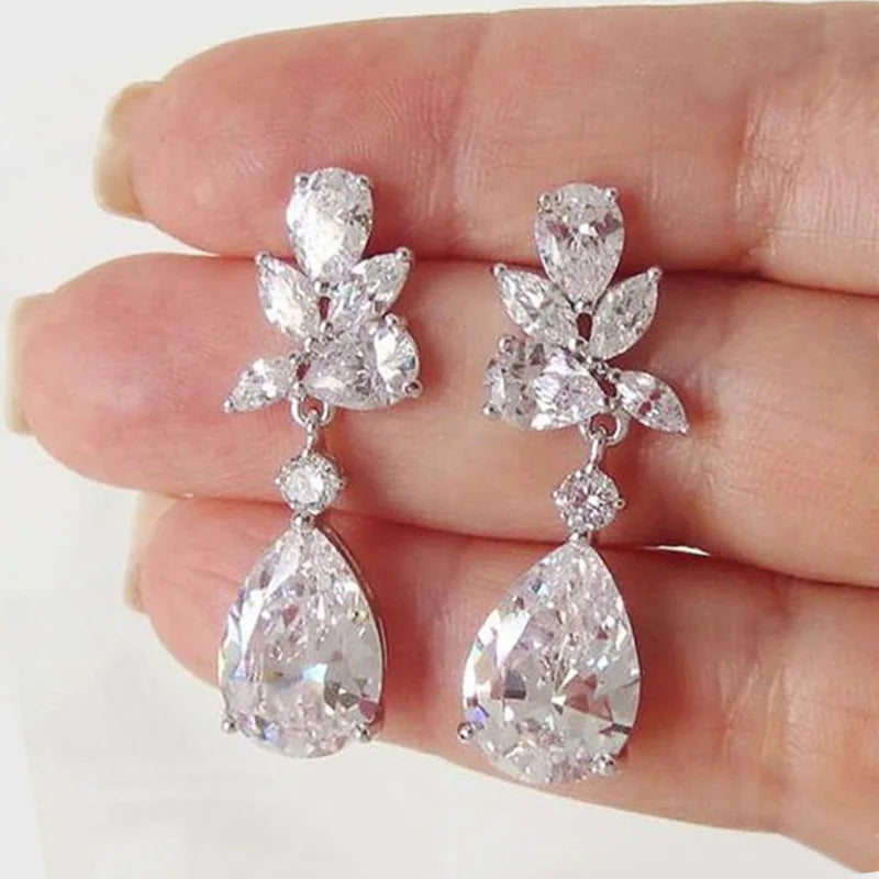 Brincos pendentes gota de água e louro em cristal prateado