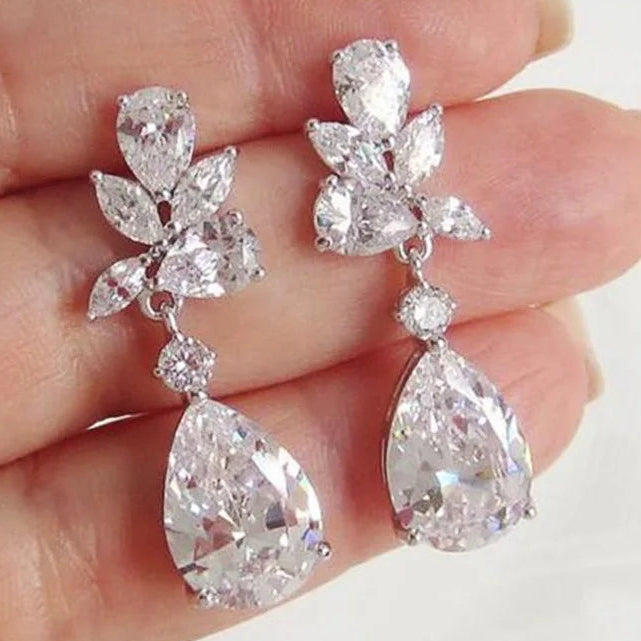 Brincos pendentes gota de água e louro em cristal prateado