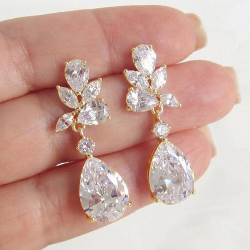 Brincos pendentes gota de água e louro em cristal dourado