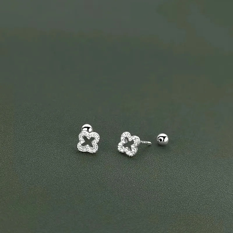 Ohrstecker mit durchbrochenem Kleeblatt und Strass