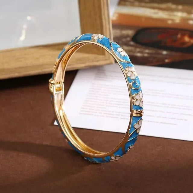 Bracelet à motifs fleurs et feuillages en émail coloré bleu et blanc