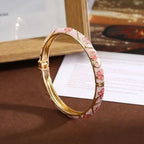Bracelet à motifs fleurs et feuillages en émail coloré rose 