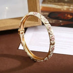 Bracelet à motifs fleurs et feuillages en émail coloré rose clair