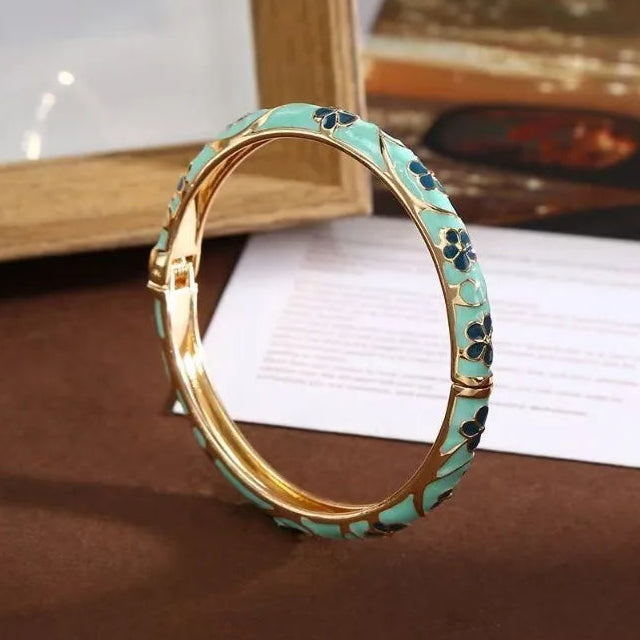 Bracelet à motifs fleurs et feuillages en émail coloré vert