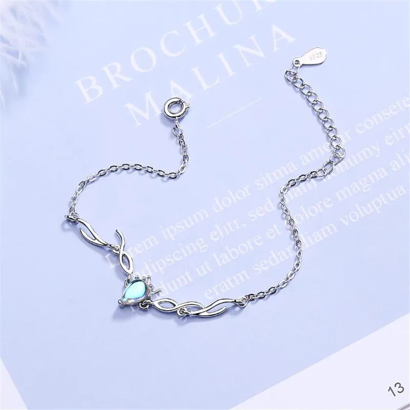 Adjustable bracelet with teardrop-shaped moonstone 