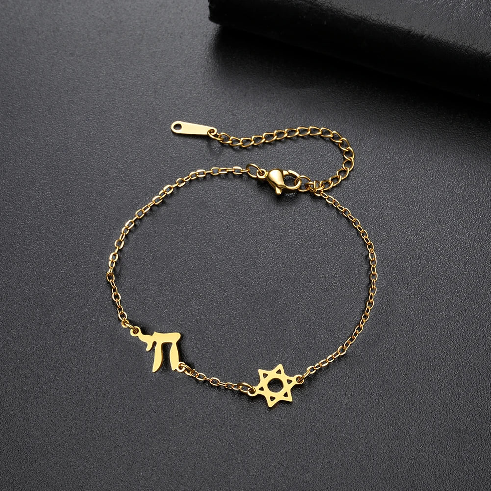 Bracciale regolabile con la <span data-glossary-id="star-of-david">stella di David</span> e i simboli Chai di appartenenza ebraica in oro