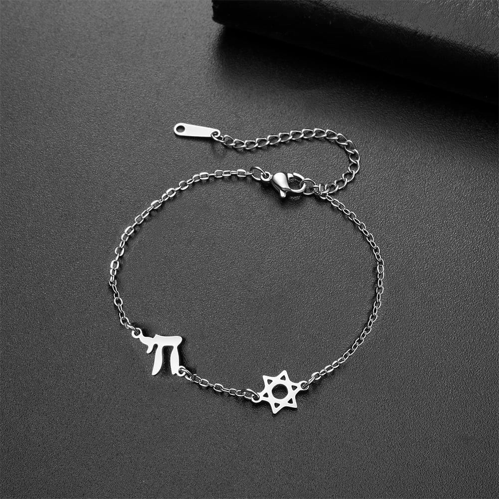 Bracciale regolabile con la <span data-glossary-id="star-of-david">stella di David</span> e i simboli Chai di appartenenza ebraica in argento