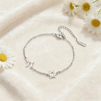 Bracciale regolabile con la <span data-glossary-id="star-of-david">stella di David</span> e i simboli Chai di appartenenza ebraica in argento