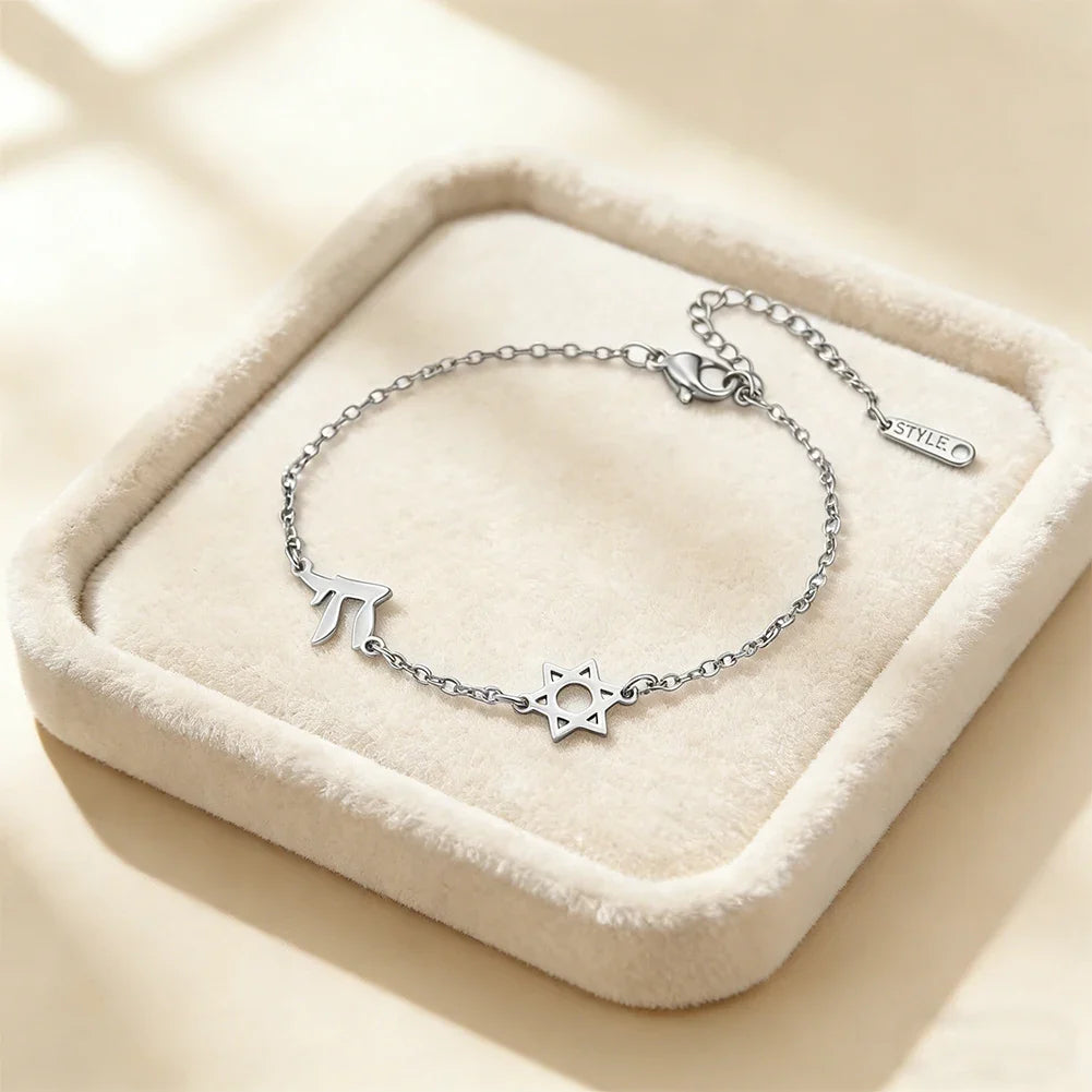Bracciale regolabile con la <span data-glossary-id="star-of-david">stella di David</span> e i simboli Chai di appartenenza ebraica in argento