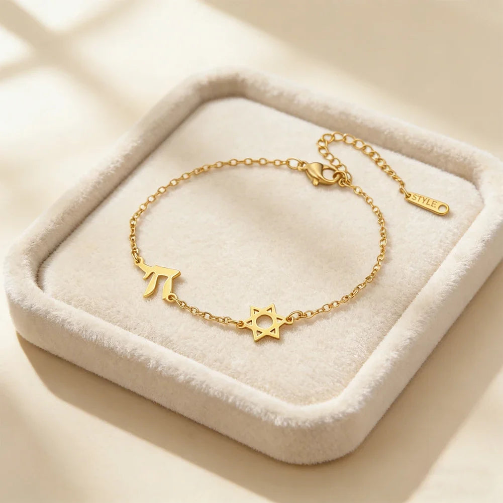 Bracciale regolabile con la <span data-glossary-id="star-of-david">stella di David</span> e i simboli Chai di appartenenza ebraica in oro