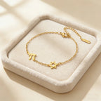 Bracciale regolabile con la <span data-glossary-id="star-of-david">stella di David</span> e i simboli Chai di appartenenza ebraica in oro