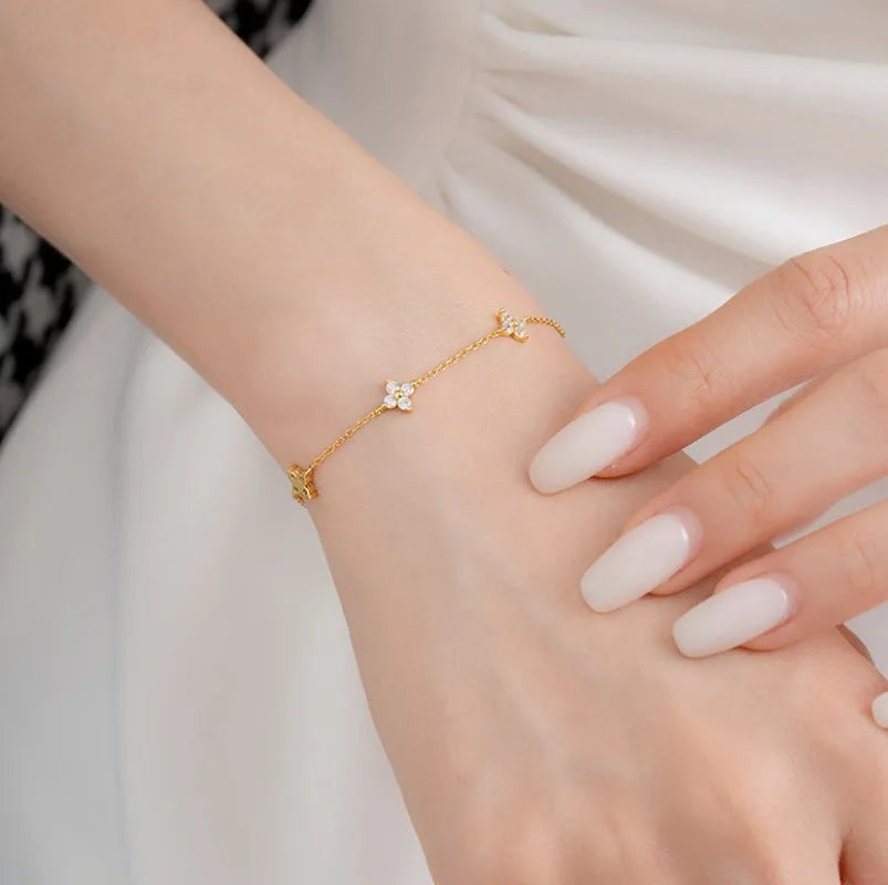 Justerbart kløverarmbånd med strass 